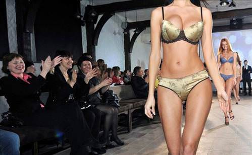 İççamaşırı ile sokak defilesi yaptılar