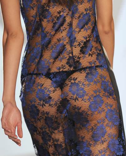 İççamaşırı ile sokak defilesi yaptılar