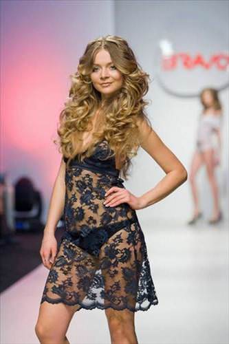 İççamaşırı ile sokak defilesi yaptılar