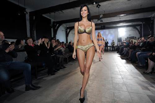 İççamaşırı ile sokak defilesi yaptılar