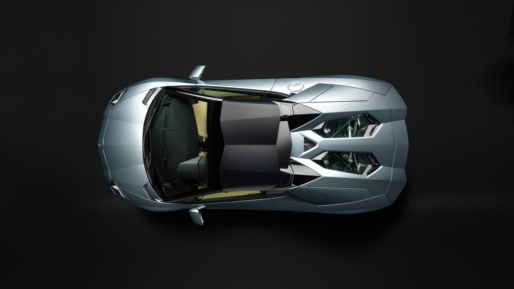 Lamborghini Aventador üstünü açtı