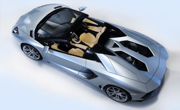 Lamborghini Aventador üstünü açtı