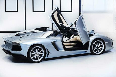 Lamborghini Aventador üstünü açtı