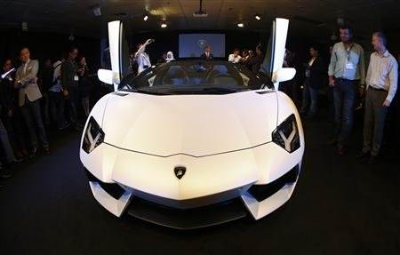 Lamborghini Aventador üstünü açtı