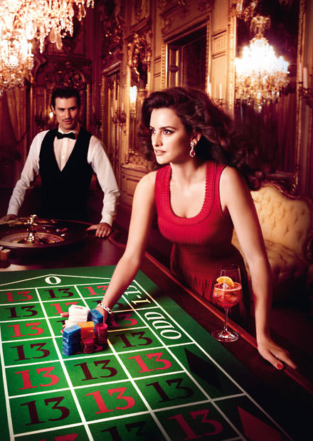 Penelope Cruz Campari reklamında poz kesti