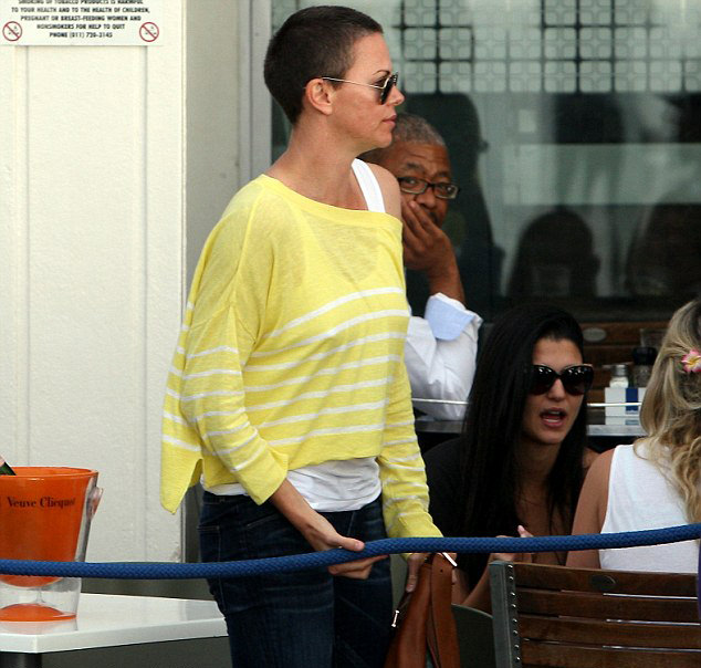 Charlize Theron saçlarını kestirdi