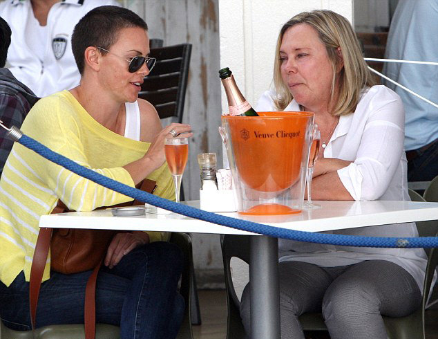 Charlize Theron saçlarını kestirdi