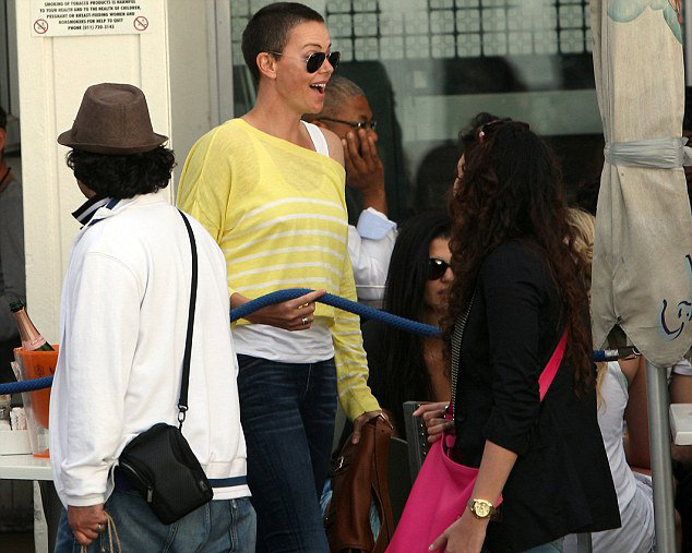 Charlize Theron saçlarını kestirdi