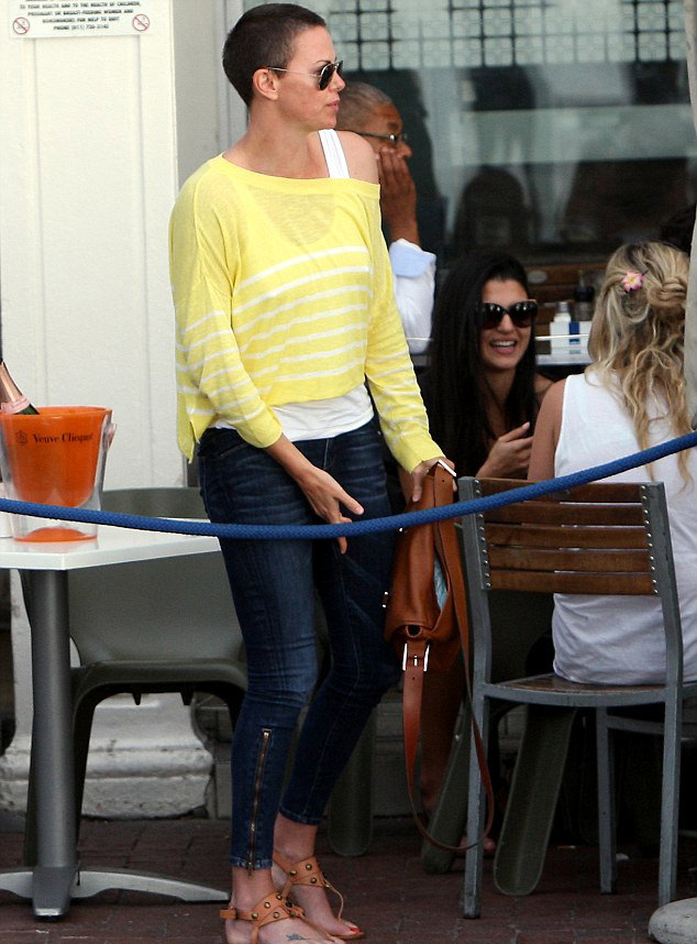 Charlize Theron saçlarını kestirdi