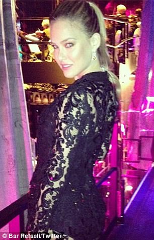 Podyumdan sahnelere Bar Refaeli