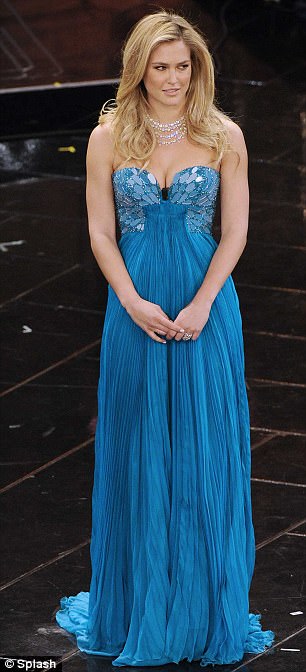 Podyumdan sahnelere Bar Refaeli