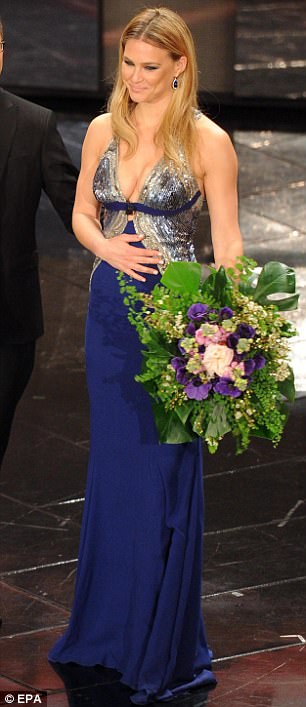 Podyumdan sahnelere Bar Refaeli