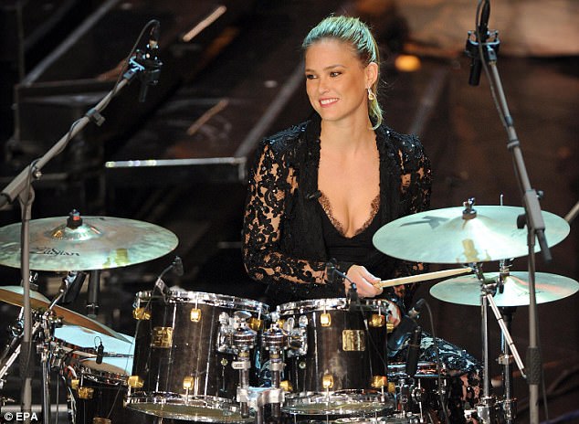 Podyumdan sahnelere Bar Refaeli