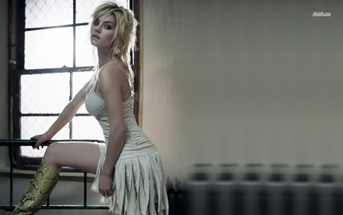 Televizyonun en seksisi Elisha Cuthbert!