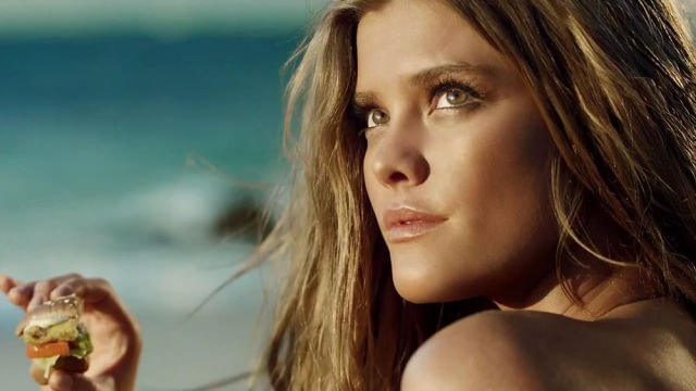 Hamburger yemek hiç bu kadar seksi olmamıştı!