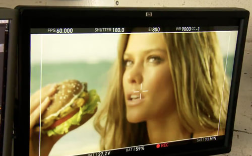 Hamburger yemek hiç bu kadar seksi olmamıştı!