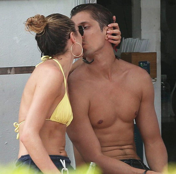 Candice Swanepoel sezonu açtı!