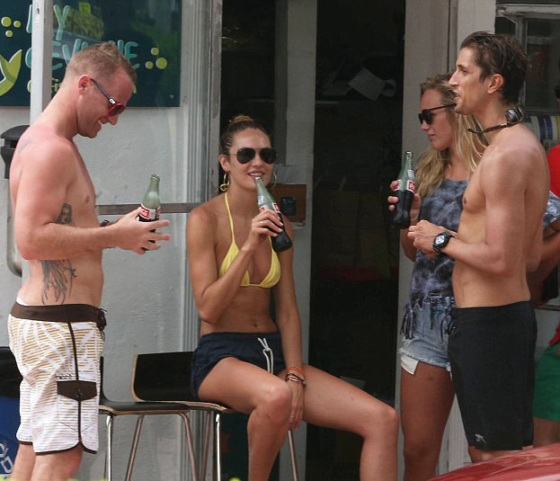 Candice Swanepoel sezonu açtı!