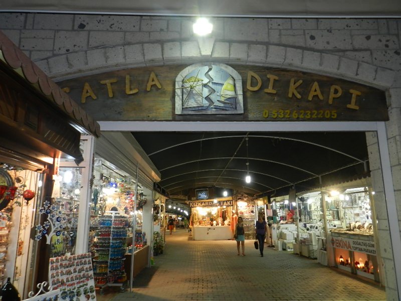 Alaçatı’da Sokak Modası: Çatladıkapı