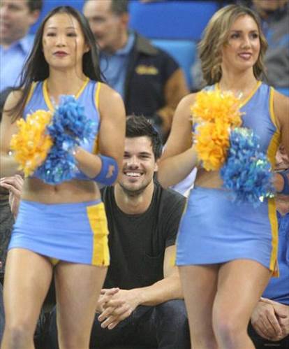 Ünlüler ve ponpon kızlar