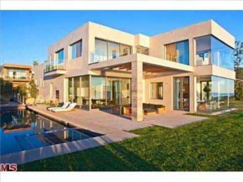 Yıldız futbolcuların dudak uçuklatan evleri