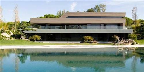 Yıldız futbolcuların dudak uçuklatan evleri