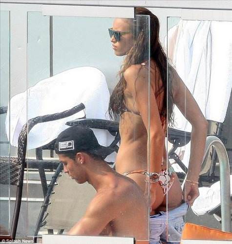 Yıldız futbolcuların dudak uçuklatan evleri