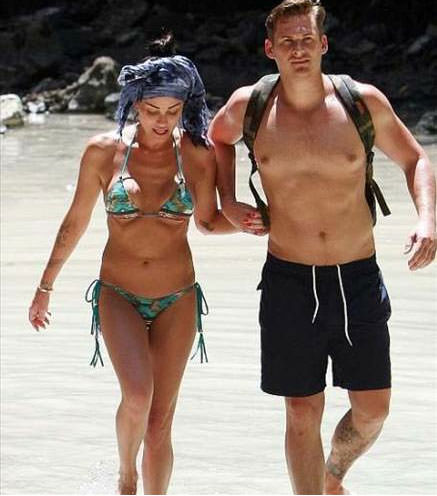 Denizde öpüşmeye doyamadılar