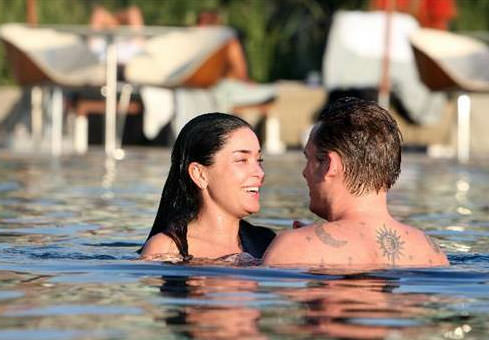 Denizde öpüşmeye doyamadılar