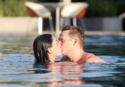 Denizde öpüşmeye doyamadılar