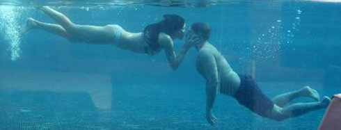 Denizde öpüşmeye doyamadılar