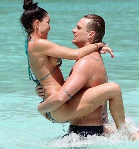 Denizde öpüşmeye doyamadılar