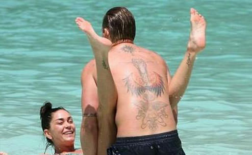 Denizde öpüşmeye doyamadılar