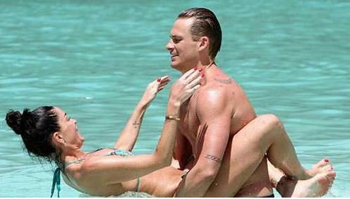 Denizde öpüşmeye doyamadılar