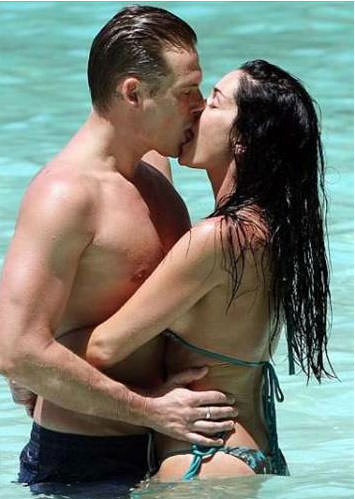 Denizde öpüşmeye doyamadılar