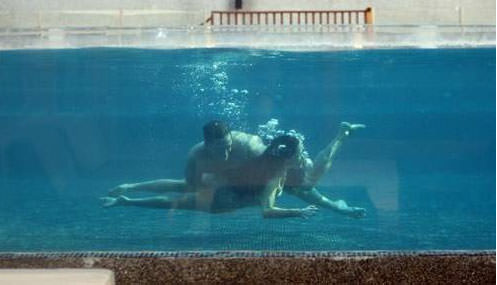 Denizde öpüşmeye doyamadılar