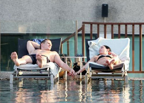 Denizde öpüşmeye doyamadılar