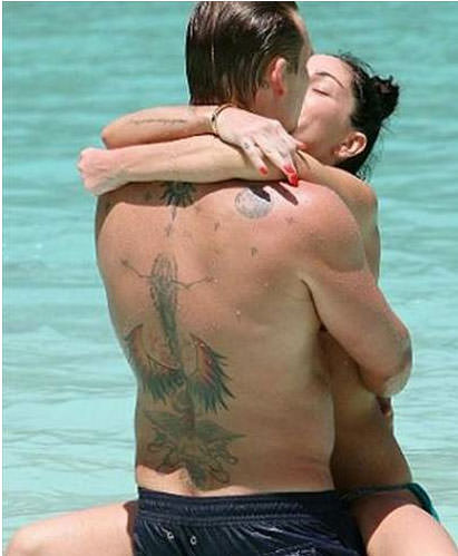 Denizde öpüşmeye doyamadılar