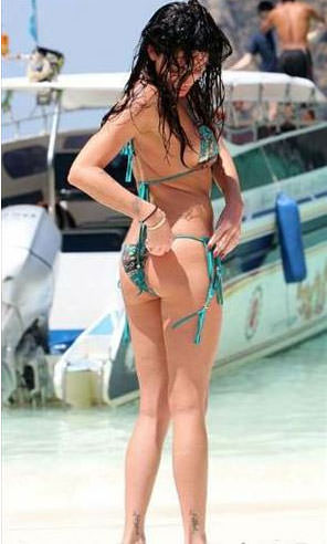 Denizde öpüşmeye doyamadılar