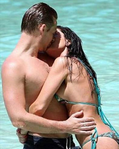 Denizde öpüşmeye doyamadılar