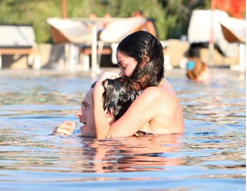 Denizde öpüşmeye doyamadılar