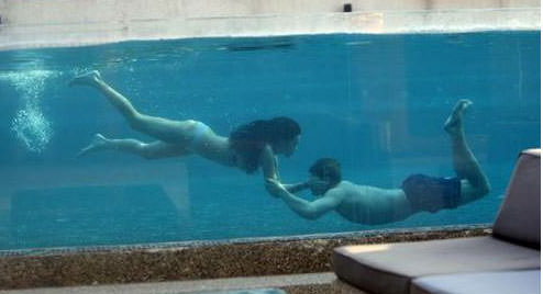 Denizde öpüşmeye doyamadılar