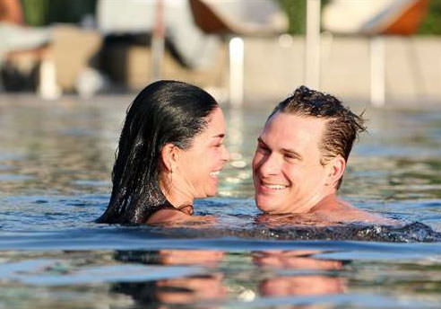 Denizde öpüşmeye doyamadılar