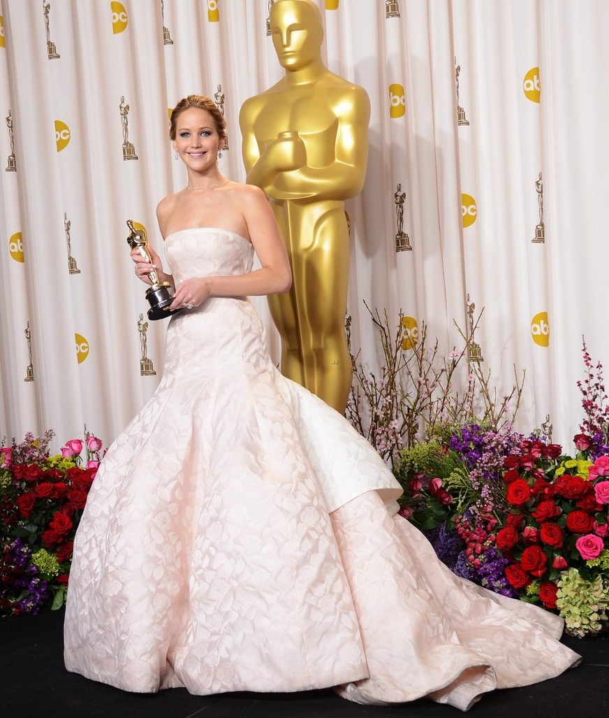 Jennifer Lawrence bir kez daha Oscar töreninde düştü