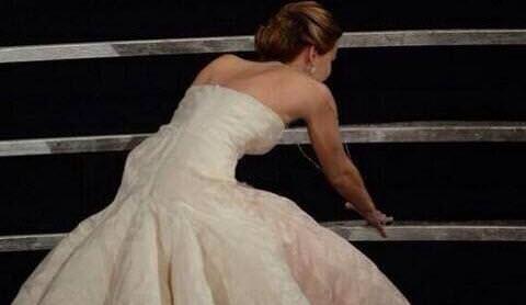 Jennifer Lawrence bir kez daha Oscar töreninde düştü