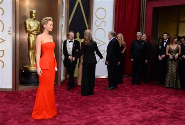 Jennifer Lawrence bir kez daha Oscar töreninde düştü