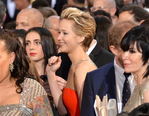 Jennifer Lawrence bir kez daha Oscar töreninde düştü