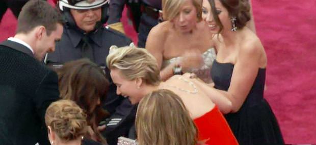 Jennifer Lawrence bir kez daha Oscar töreninde düştü