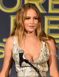 Jennifer Lawrence bir kez daha Oscar töreninde düştü