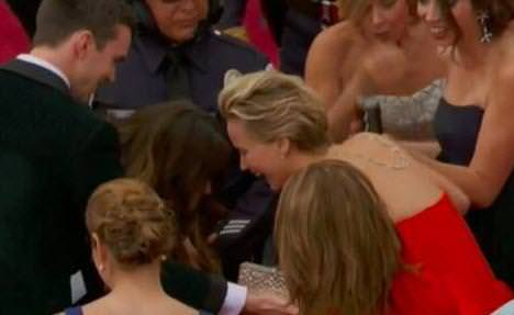 Jennifer Lawrence bir kez daha Oscar töreninde düştü